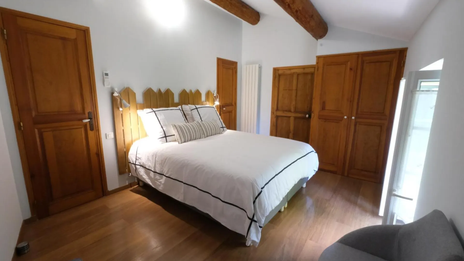 Typical Provencal Mas With Heated Pool, 10 People, In The Countryside Of Cavaillon, Luberon, Provence. Villa Fransa