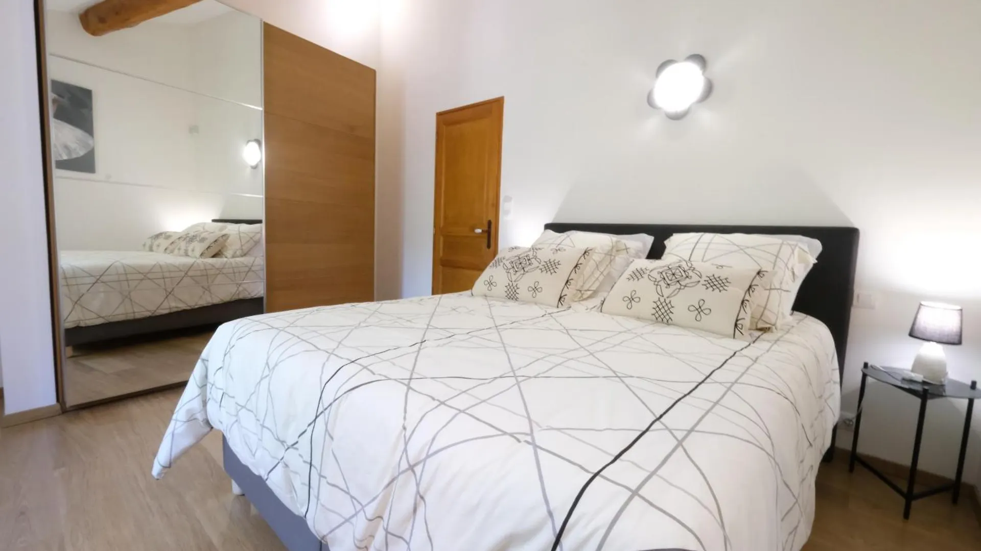 Typical Provencal Mas With Heated Pool, 10 People, In The Countryside Of Cavaillon, Luberon, Provence. Villa