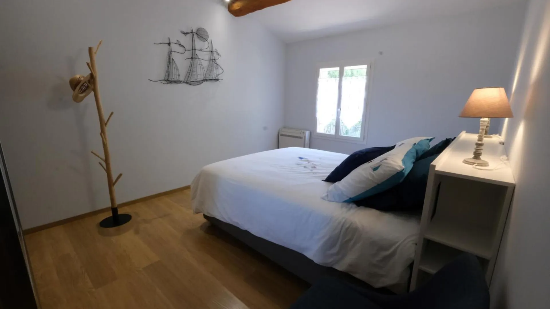 Typical Provencal Mas With Heated Pool, 10 People, In The Countryside Of Cavaillon, Luberon, Provence. Villa 0*, Cavaillon