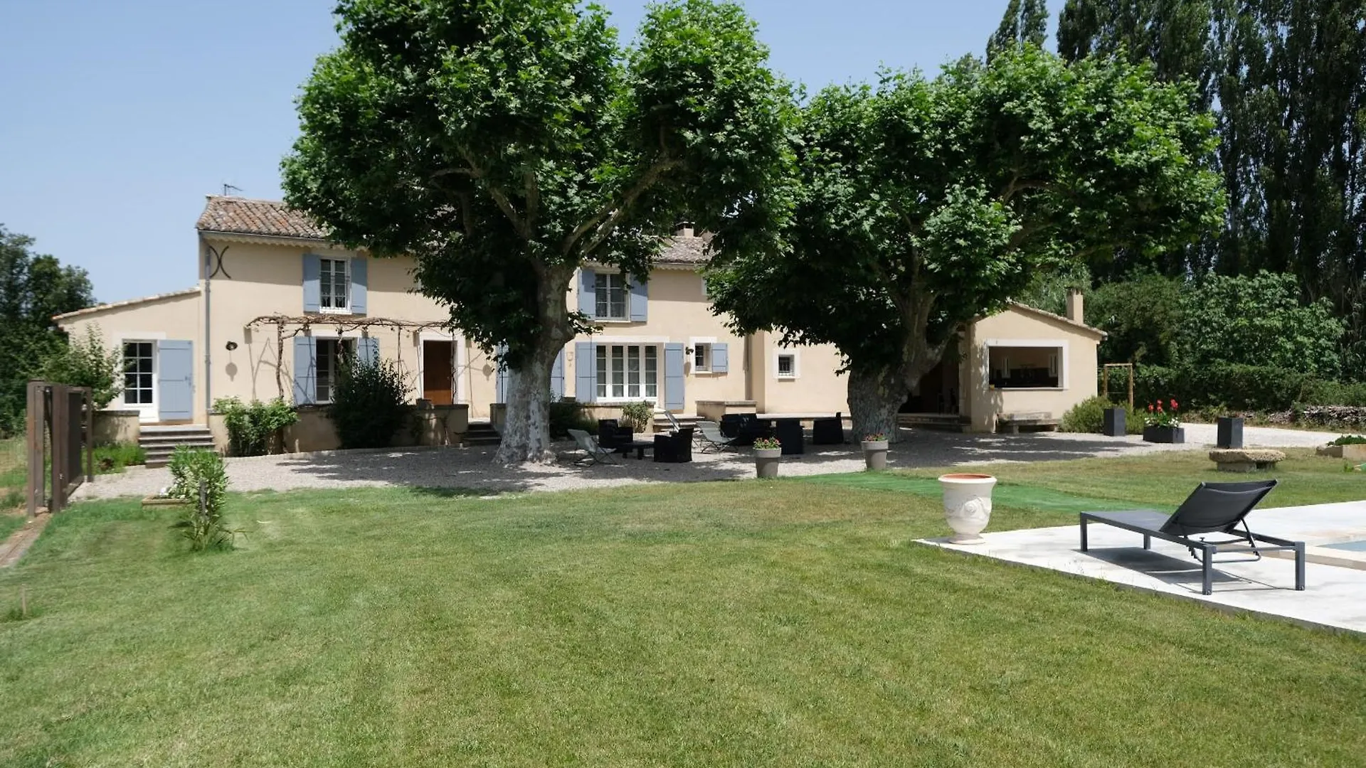 Typical Provencal Mas With Heated Pool, 10 People, In The Countryside Of Cavaillon, Luberon, Provence. Villa