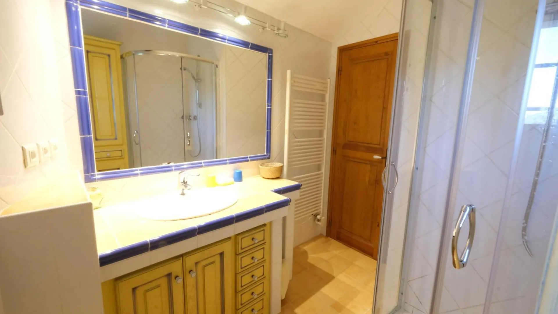 Typical Provencal Mas With Heated Pool, 10 People, In The Countryside Of Cavaillon, Luberon, Provence. Villa Fransa