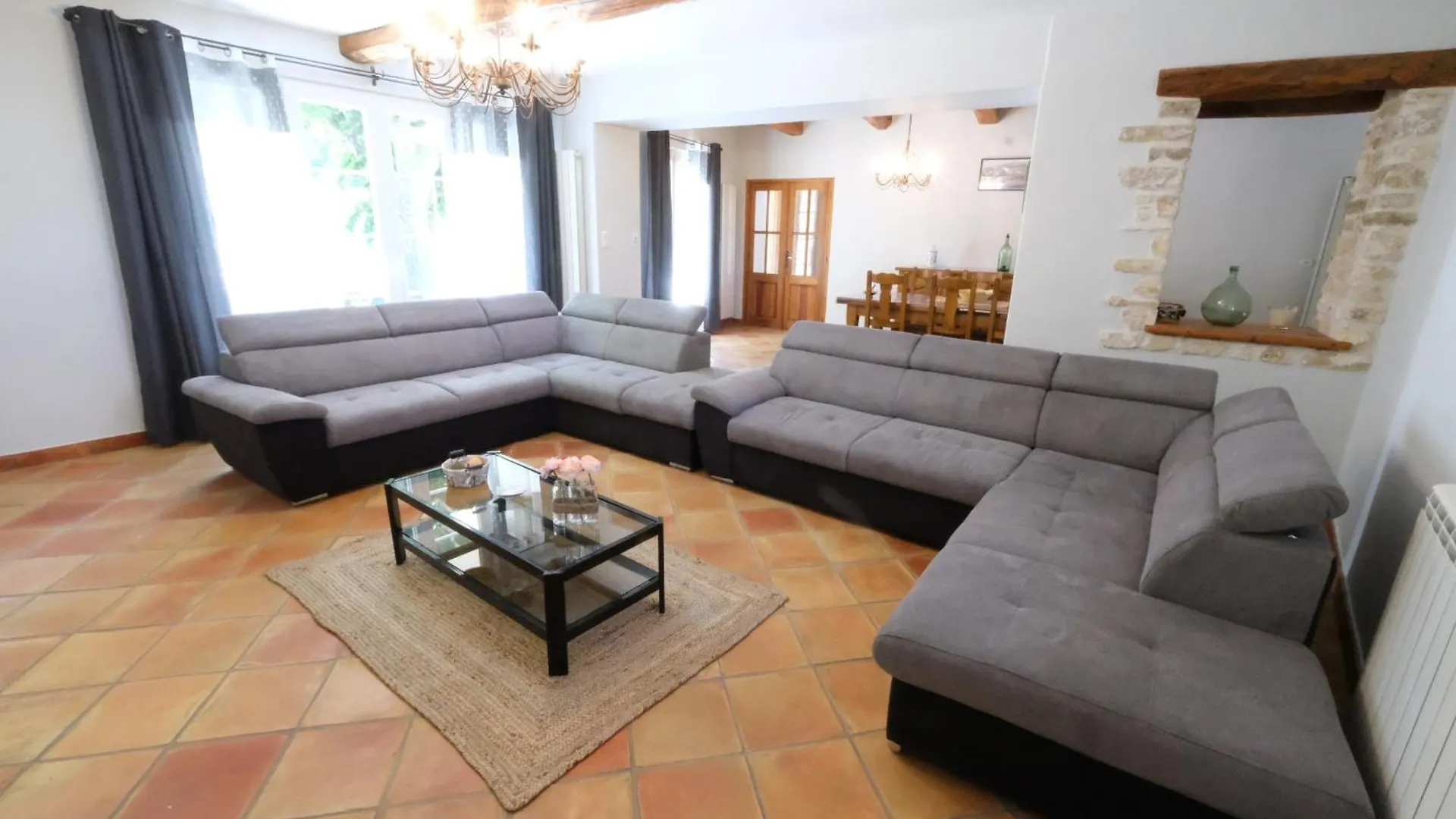 Typical Provencal Mas With Heated Pool, 10 People, In The Countryside Of Cavaillon, Luberon, Provence. Villa