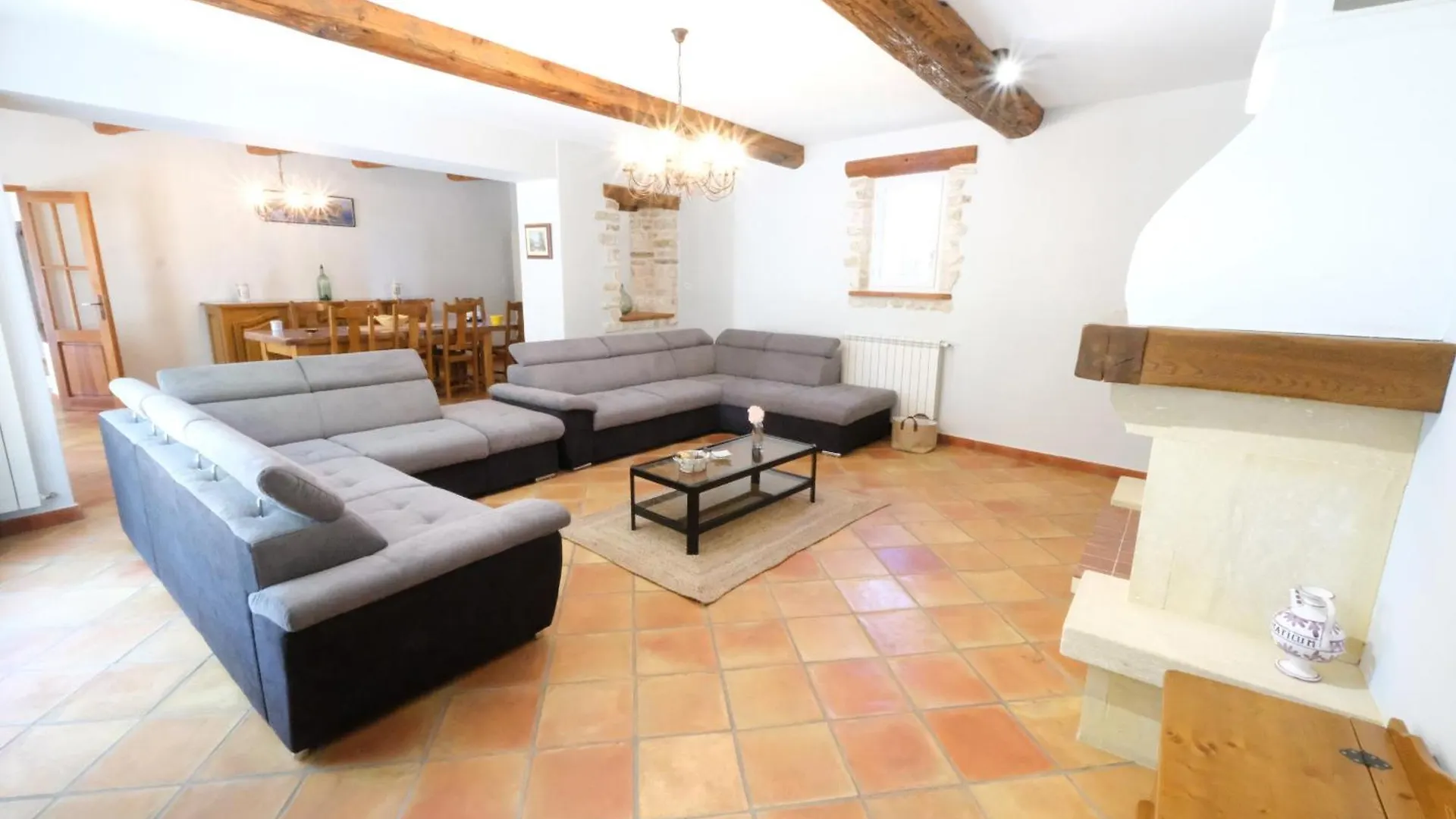 Typical Provencal Mas With Heated Pool, 10 People, In The Countryside Of Cavaillon, Luberon, Provence. Villa  Cavaillon