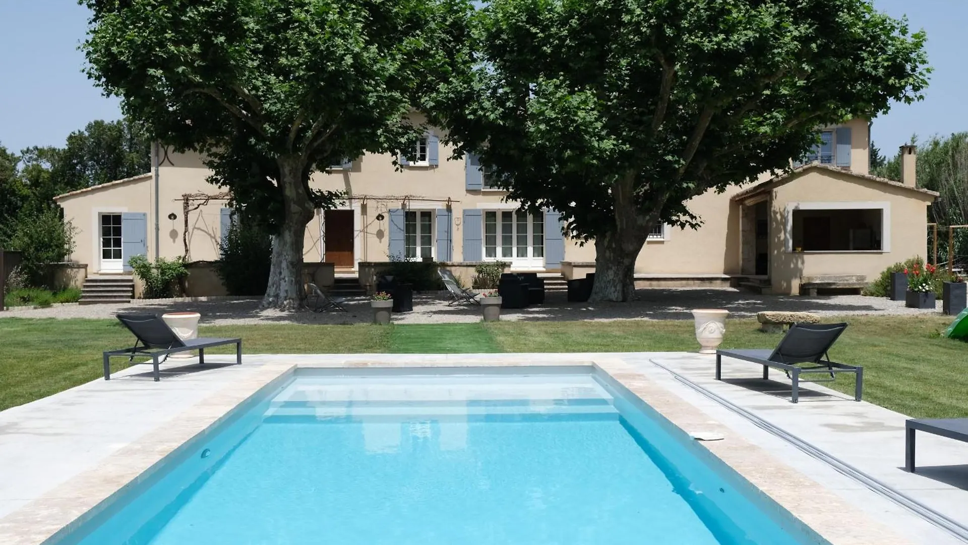 Typical Provencal Mas With Heated Pool, 10 People, In The Countryside Of Cavaillon, Luberon, Provence. Villa