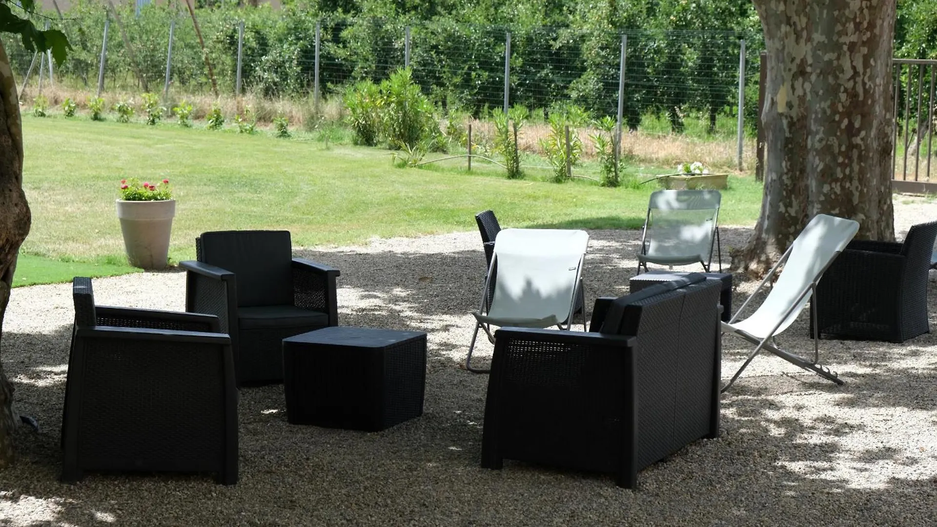 Typical Provencal Mas With Heated Pool, 10 People, In The Countryside Of Cavaillon, Luberon, Provence. Villa 0*, Cavaillon